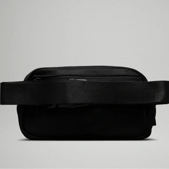NWT lululemon 1L Black Belt Bag - Picture 3 of 6